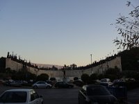 Au crépuscule, un regard sur le Stade panathénaïque,  (« de tous les Athéniens »).  Inauguré en -330,  reconstruit en marbre en 140 (capacité 70 000 personnes), puis ...